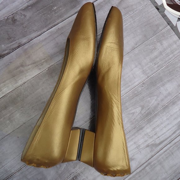 SIZE 7.5. Stuart Weitzman VTG gold /metallic leather shoes. - Picture 9 of 16